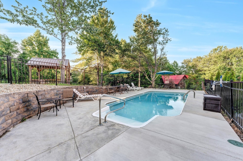 Just Poolin’ Around in Pigeon Forge, United States