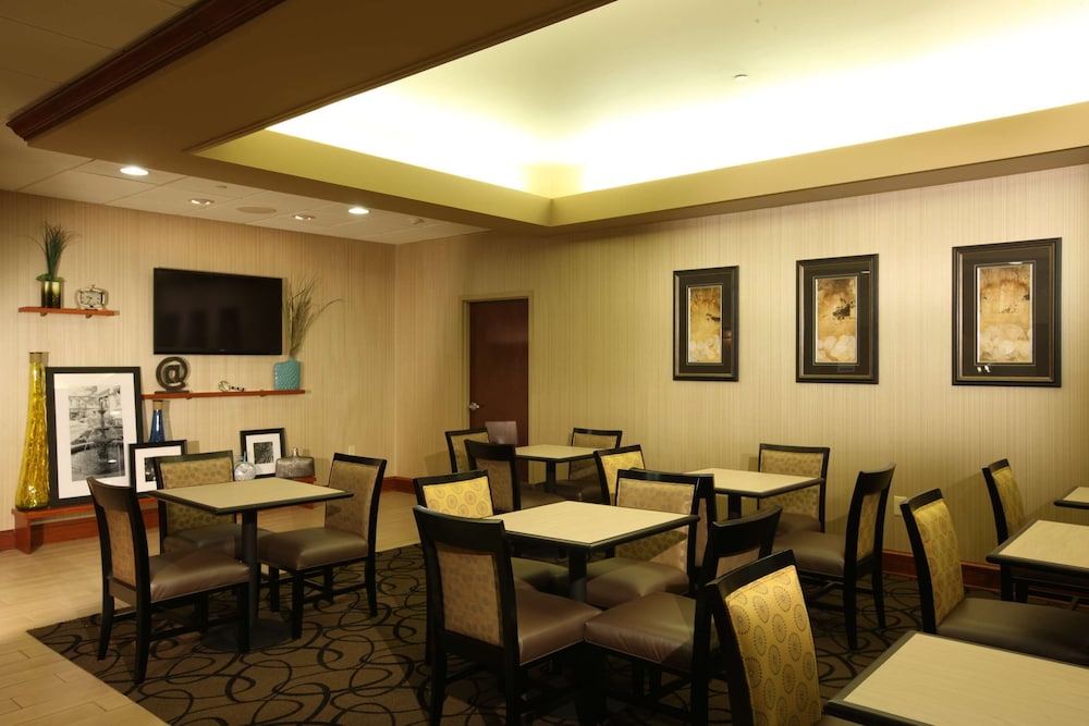 Hampton Inn Woodbridge - photo 7