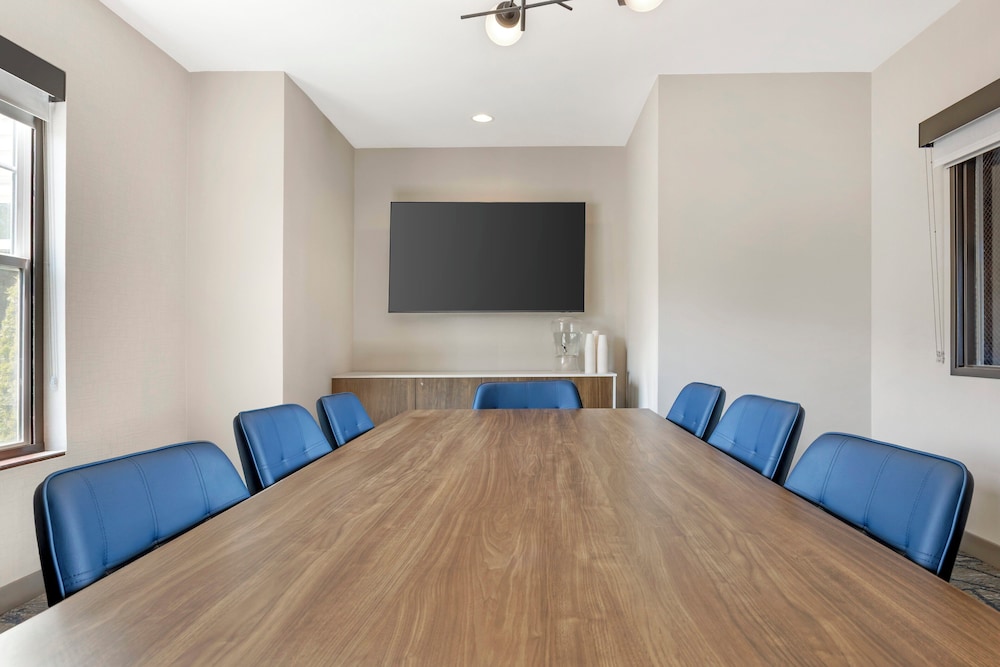 Holiday Inn Express & Suites Astoria by IHG - photo 56