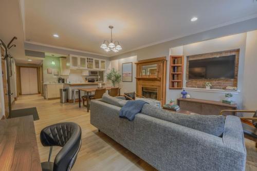 Classic 2Bed 2Bath Apartment w patio in Back Bay — 4-Star Luxury Hotel in Boston, United States