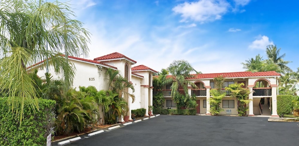 Palm Breeze Hotel - carbon neutral hotel in Lake Worth
