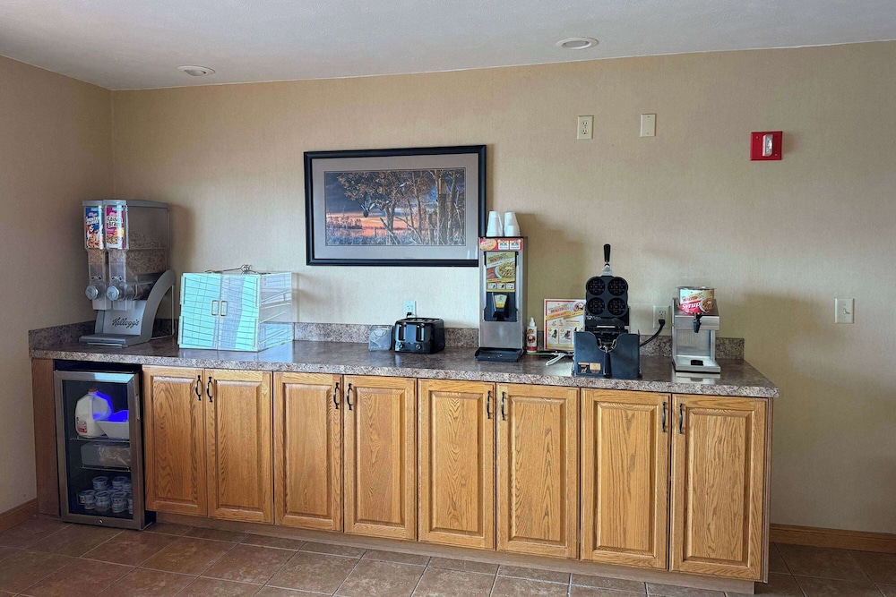 Super 8 by Wyndham Cozad - photo 13