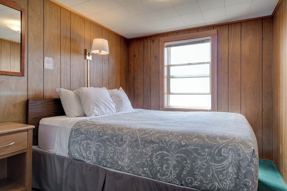 Ester Lee Oceanview Inn - photo 8