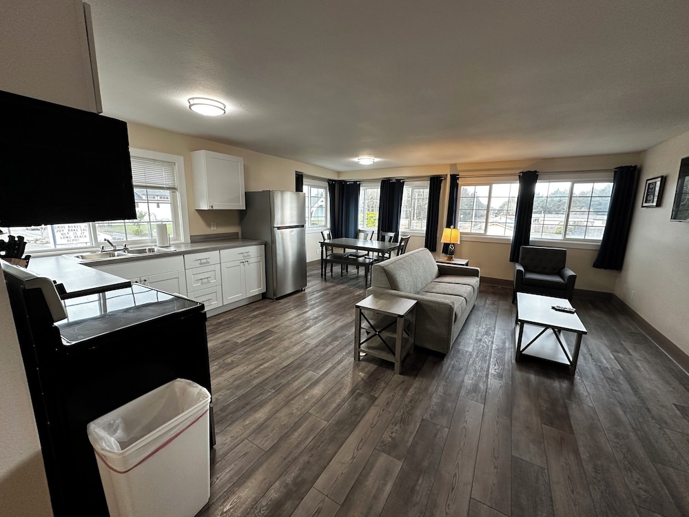 The Coastal Inn and Suites - photo 113