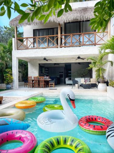 Luxury House Tomanoa 10pers 4rooms Pool HotJacuzzi Speed Wifi waterfall — 4-Star Luxury Hotel in Tulum, Mexico