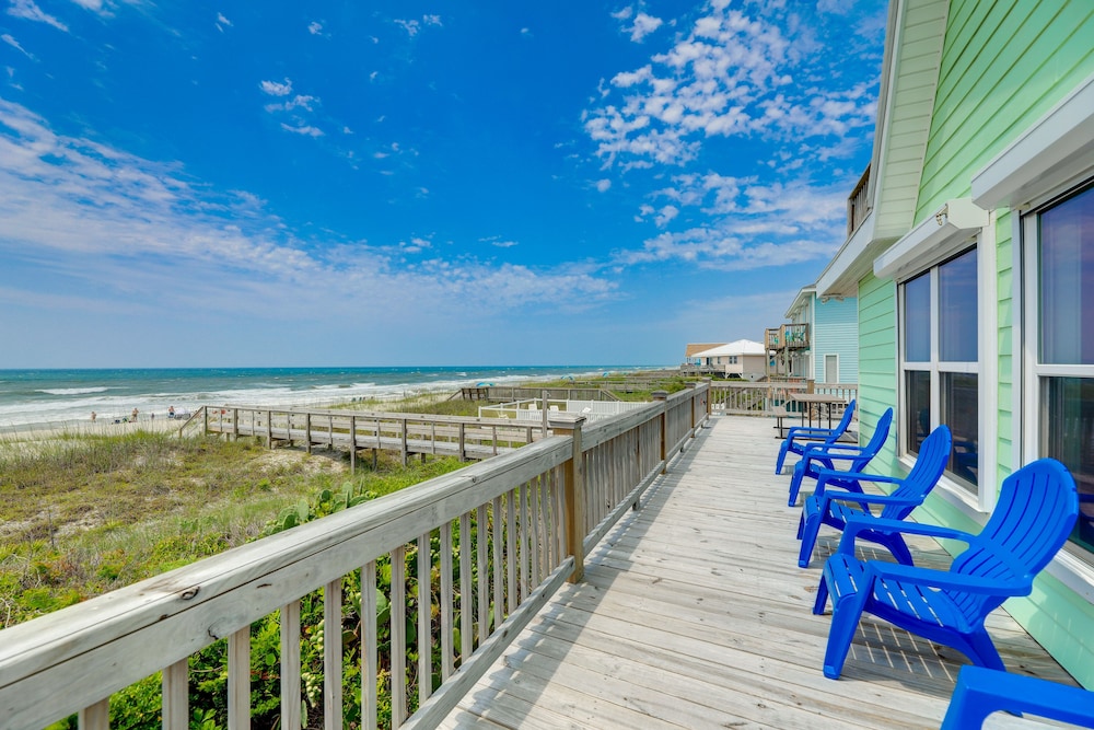 Emerald Isle Retreat Steps Away From Beach — hotel in Emerald Isle