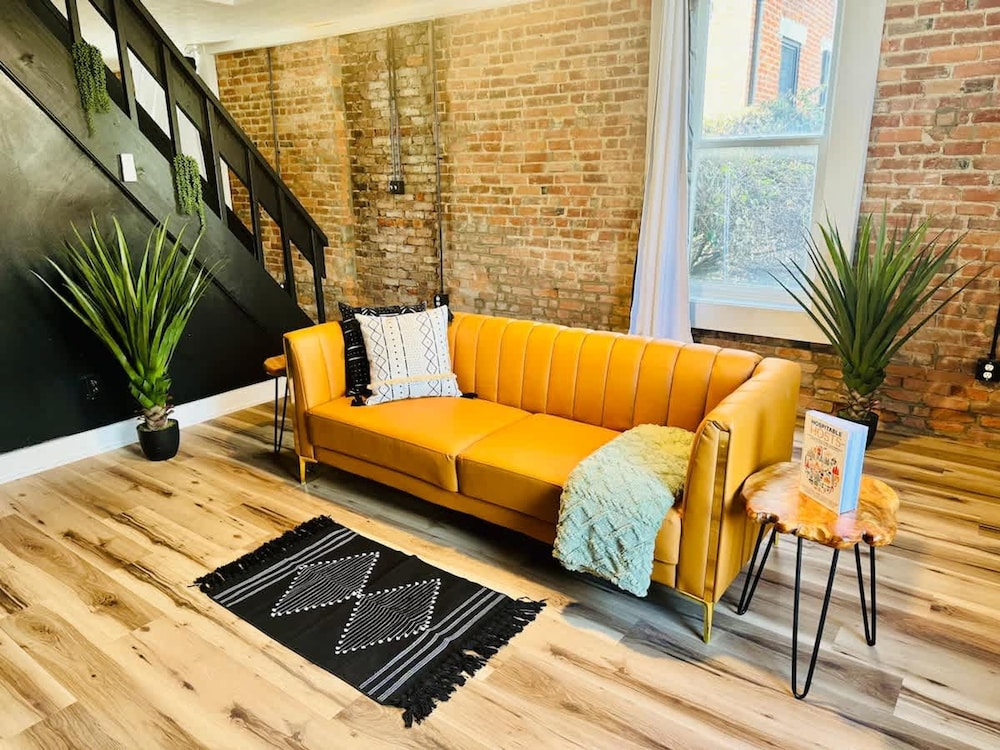 Jungle House Luxury Homes Columbus Downtown Short North Steps to Convention Center & Nationwide Arena Sleeps up to 8 Free Parking Over 5 800 Five Stars — 5-Star Luxury Hotel in Columbus, United States