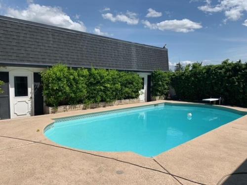 Massive 4 Bedroom House with Pool — 4-Star Luxury Hotel in Oroville, United States