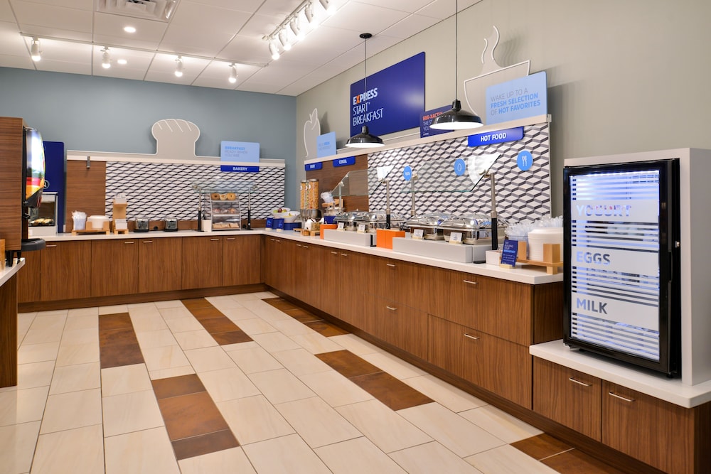 Holiday Inn Express & Suites Alachua Gainesville Area by IHG - photo 64