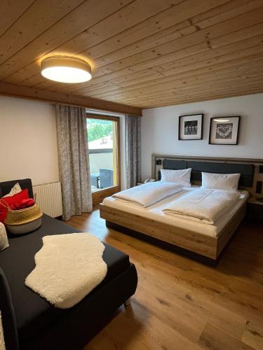 Ferienwohnung Florina im Hotel Casada in Galtuer, Austria