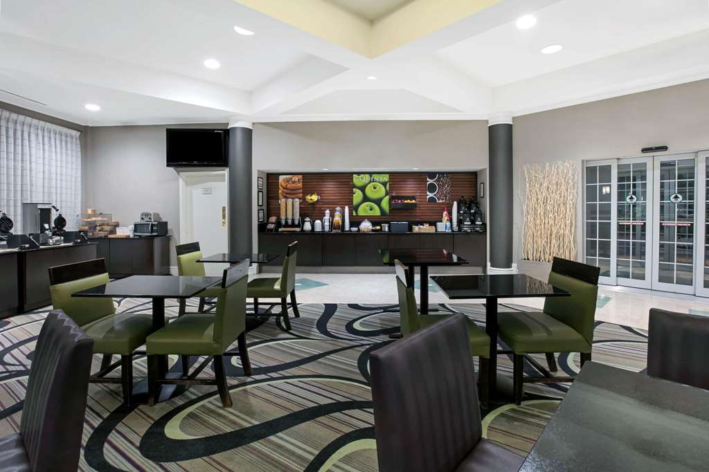 La Quinta Inn & Suites by Wyndham Dallas Arlington South - photo 19