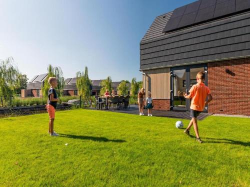 Water Villa in Balk with Lake Access — 4-Star Luxury Hotel in Balk, Netherlands