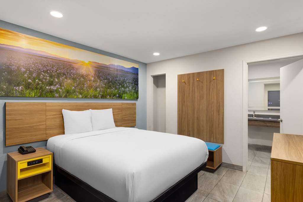 Days Inn by Wyndham Bakersfield — hotel near Meadows Field