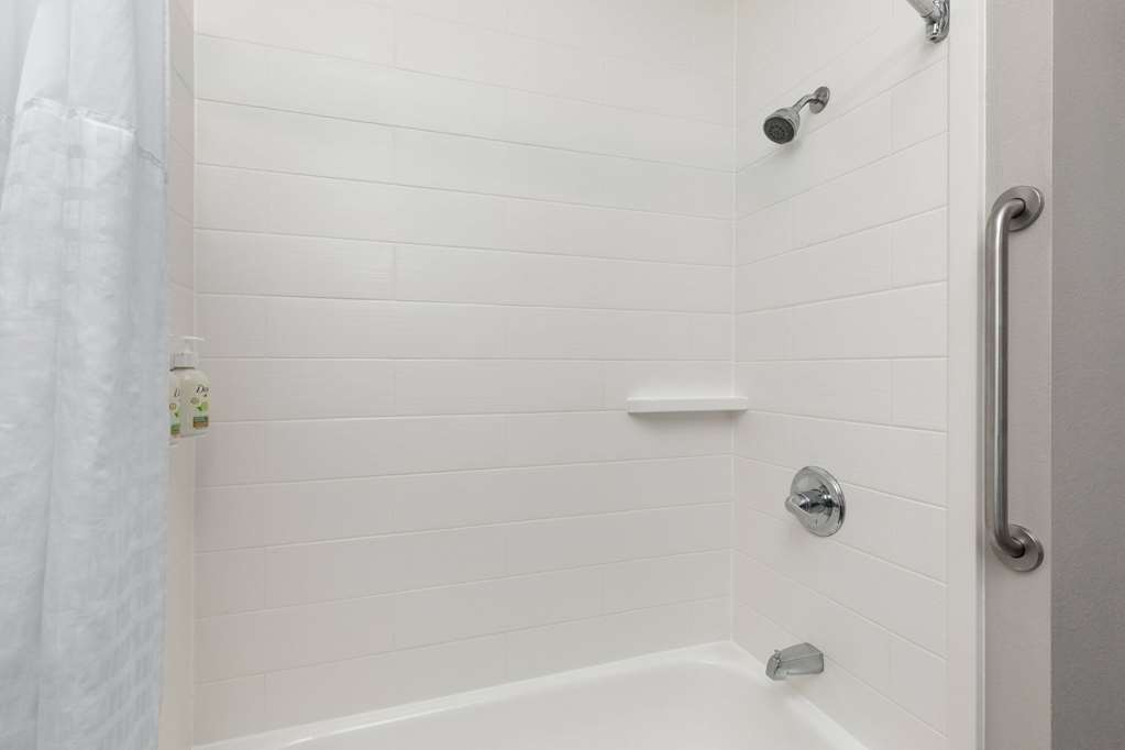 La Quinta Inn & Suites by Wyndham Loudon - photo 33