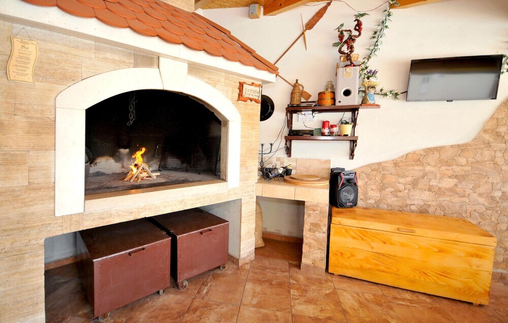 Beautiful Holiday Home Villa Luka — 4-Star Luxury Hotel in Kastel Stafilic, Croatia
