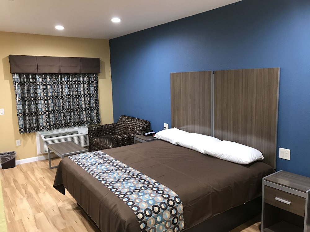 Deluxe Inn & Suites Baytown - photo 7