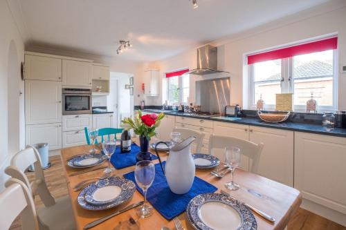 April Cottage Aldeburgh Close to Aldeburgh beach and High Street Managed by Aldeburgh Coastal Cottages — 4-Star Luxury Hotel in Aldeburgh, United Kingdom