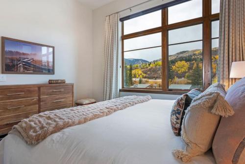 LUXE Riverfront Mountain Retreat Walk to Gondola in Avon, United States