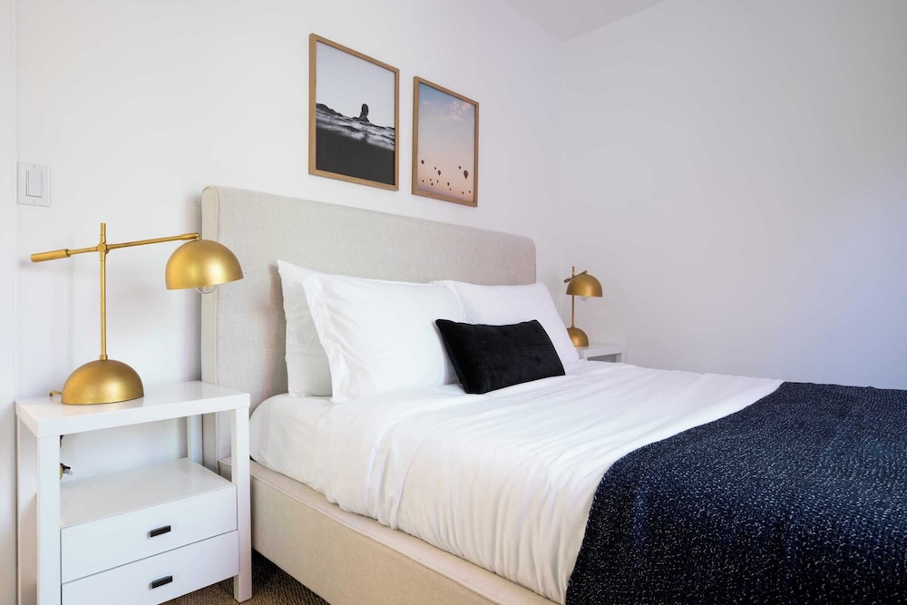 Avalon Buyout by AvantStay Mins to Gaslamp Rooftop w BBQ Sleeps 24 - photo 12