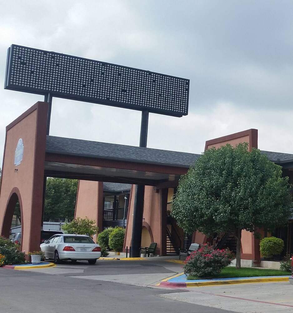 The Executive Inn & Suites - photo 23