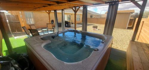 I Deal Lake Powell Home 3BR Jacuzzi BBQ Firepit — 4-Star Luxury Hotel in Page, United States