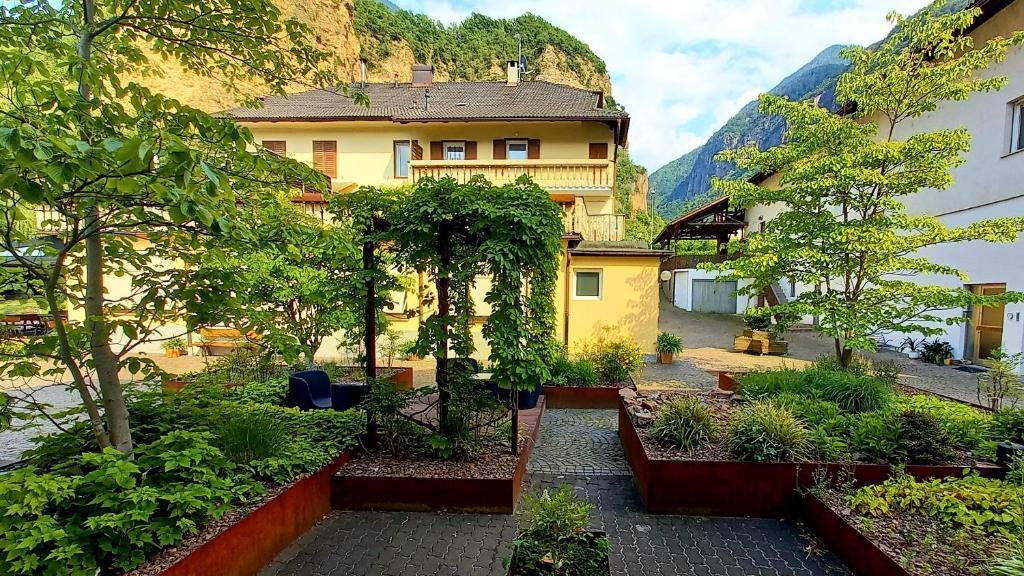 Hotel Garni Grüner Baum - carbon neutral hotel in Laives
