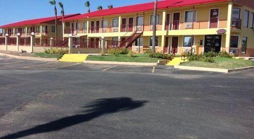 Deluxe Inn Airport - photo 5
