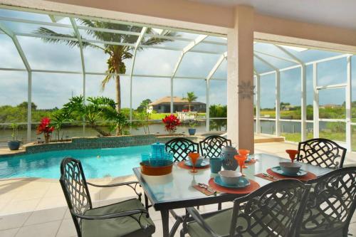 Villa Ellis Electric heated pool home on Gulf access canal in quiet neighborhood SWFL Rentals — 4-Star Luxury Hotel in Cape Coral, United States