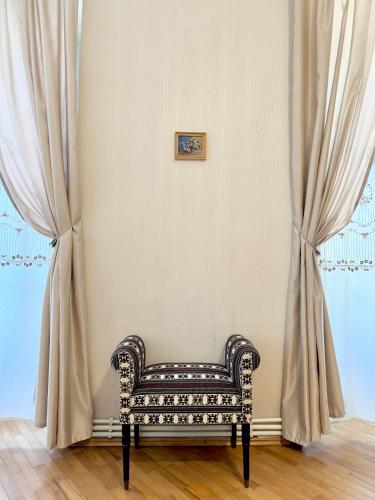 Old Tbilisi Authentic spacious 3BR Apartment with Balcony Walk to Freedom Sq Family friendly