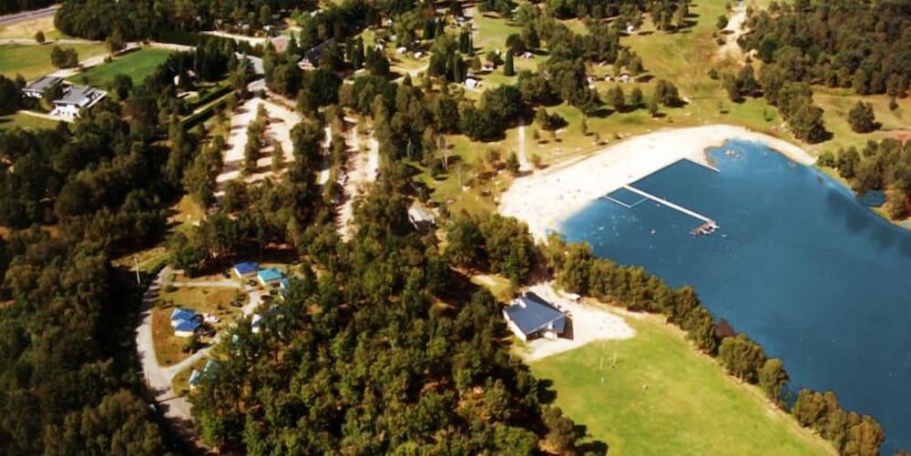 Camping Domaine du Lac de Miel — 4-Star Luxury Hotel in Beynat, France