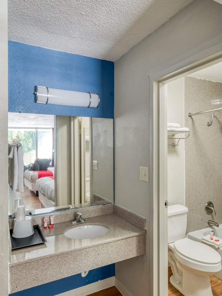 OYO Hotel Battleboro - photo 15