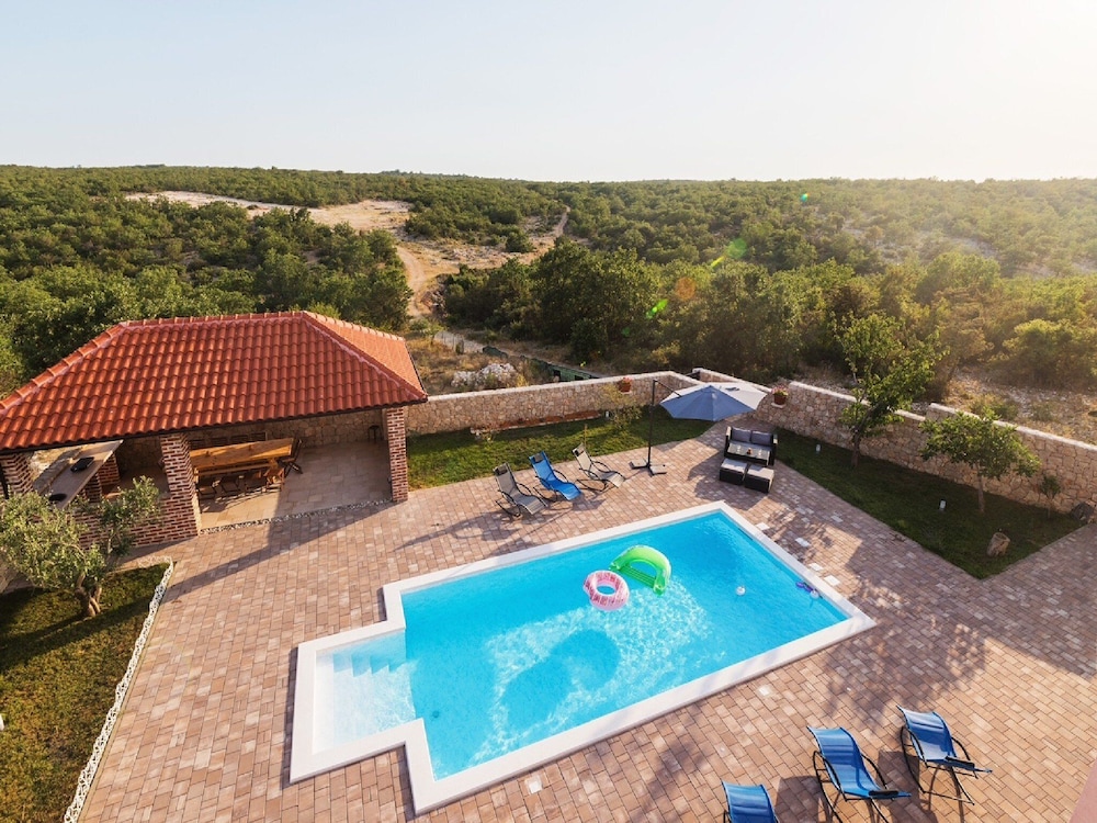 Guest House Mistral — 4-Star Luxury Hotel in Razanac, Croatia