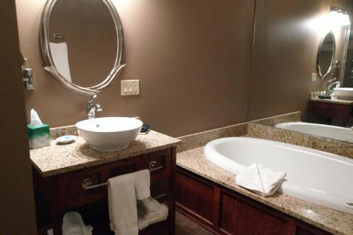 Timberlake Lodge Hotel & 17th Street Grill - photo 7