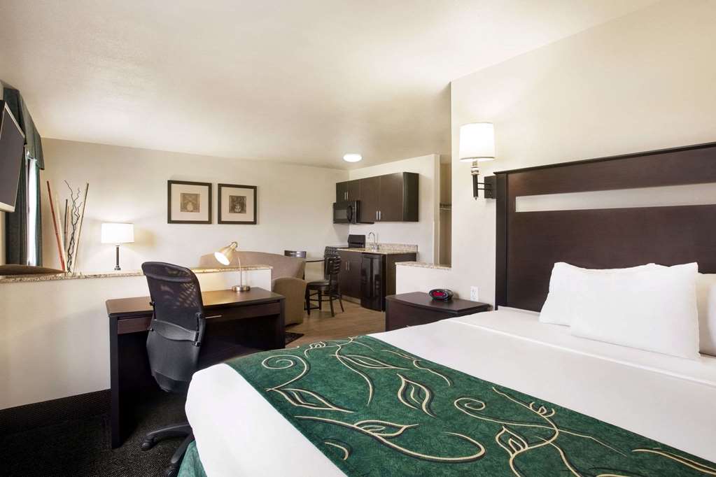 Travelodge by Wyndham Livonia - photo 9
