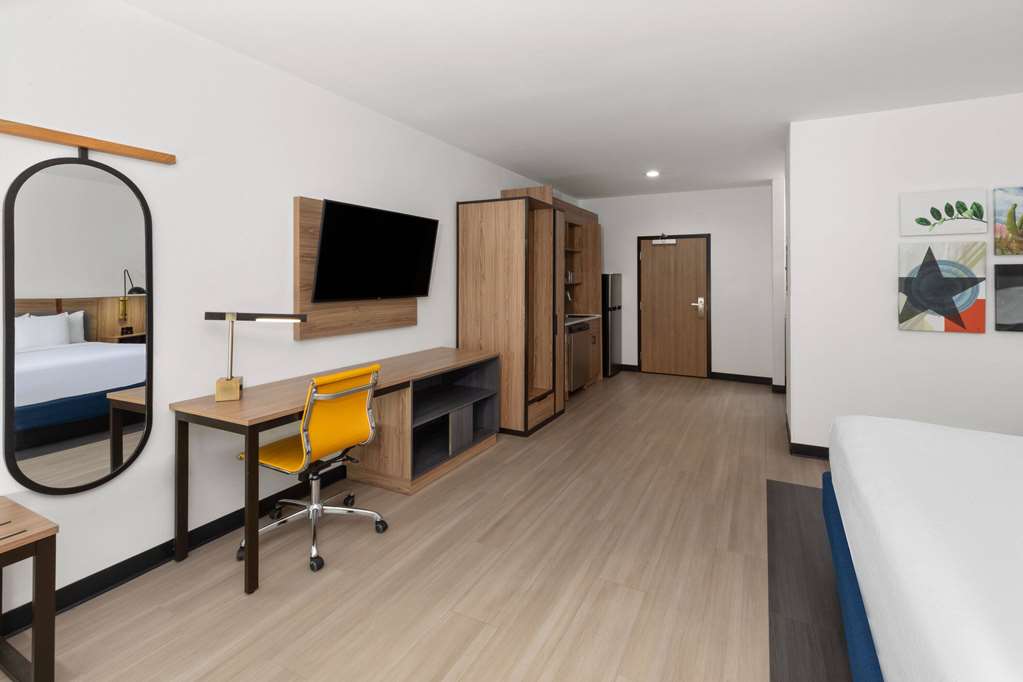 La Quinta Inn & Suites by Wyndham El Paso East Loop 375 - photo 11