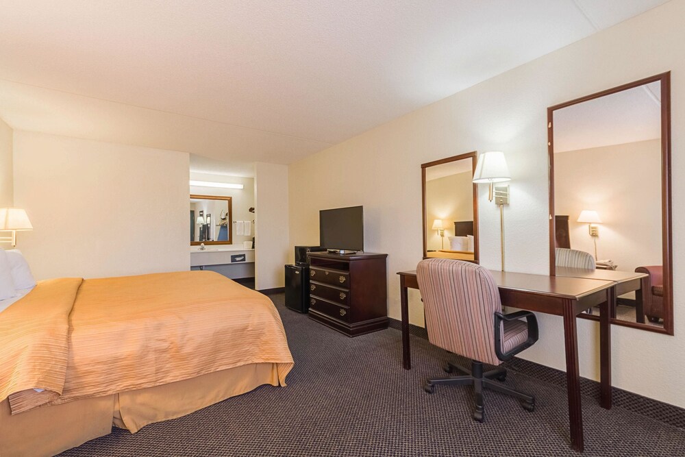 Econo Lodge Inn & Suites Bentonville Rodgers - photo 10