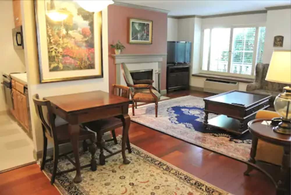 Cow Hollow Inn & Suites - photo 26