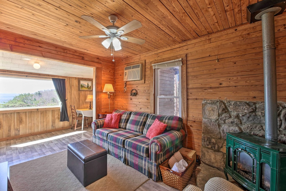 Secluded Ridgetop Hideaway with Valley Views — hotel in Summerville