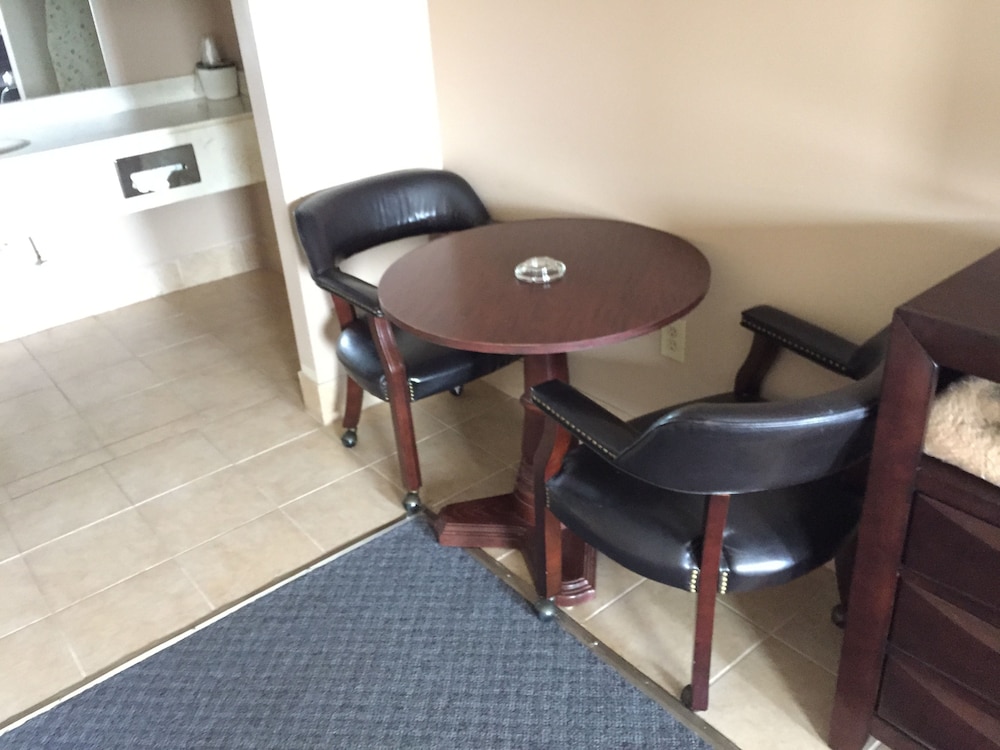 Highway Inn - photo 13