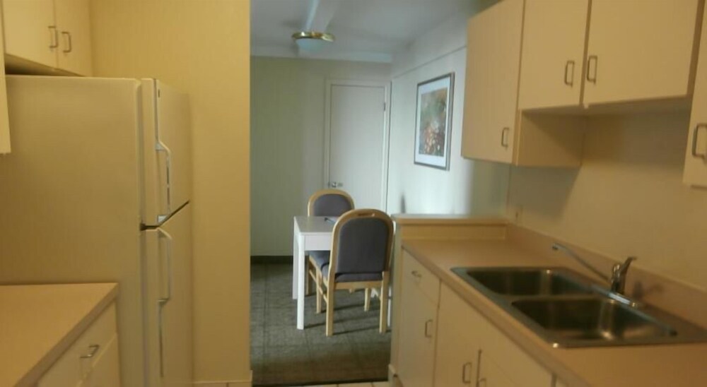 Clinton Inn & Suites - photo 8