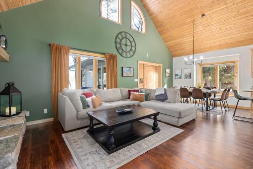 New Design Summer On Chain Of Lakes Kings Game Rm — hotel in Cross Lake