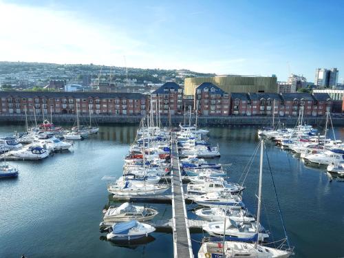 Elegant and Bright Seaside APT in Swansea Marina — 4-Star Luxury Hotel in Swansea, United Kingdom