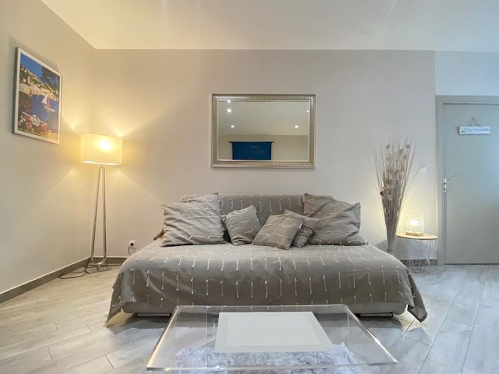 Menton 2 Pieces Climatise a Cote de la Plage Rue Palmaro in Menton, France