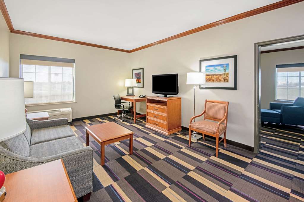 La Quinta Inn & Suites by Wyndham Oklahoma City Moore - photo 35