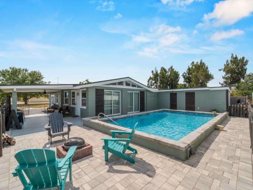 Relaxing modest bungalow Mins to Beach Pool Yard — 4-Star Luxury Hotel in Englewood, United States