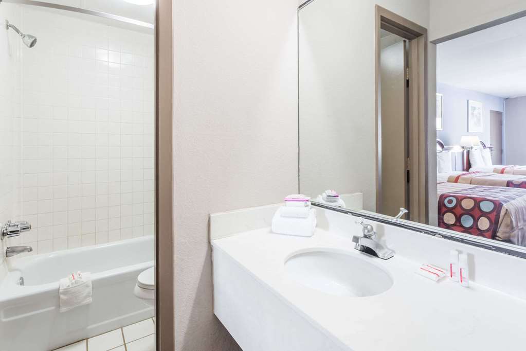 Super 8 by Wyndham Greensboro - photo 12