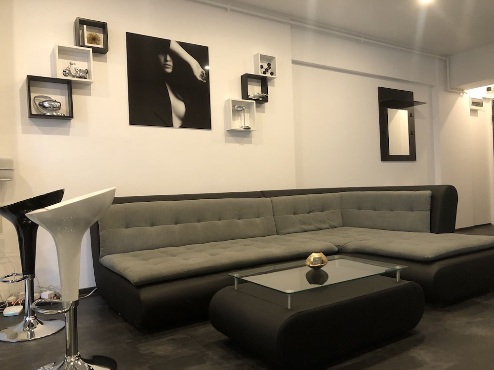 Stylish Westpark 2 Residence Lake View W8 — 4-Star Luxury Hotel in Bucharest, Romania