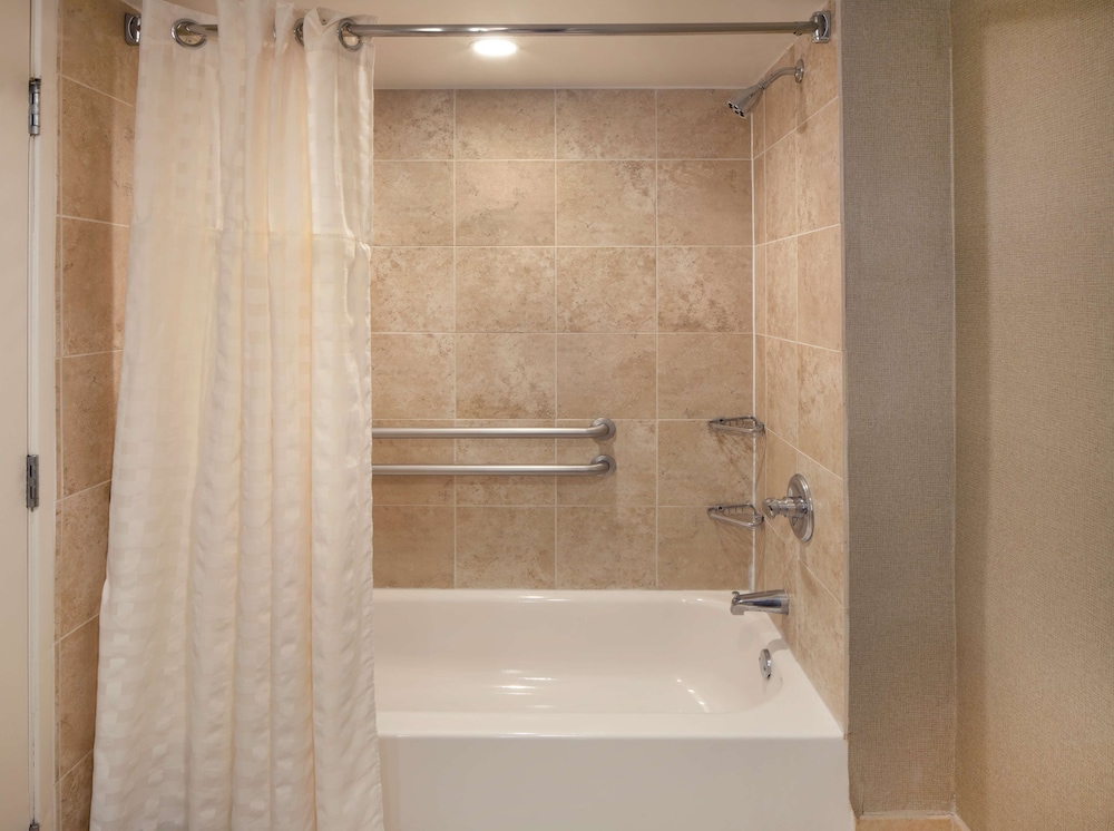 Embassy Suites by Hilton Philadelphia Airport - photo 31