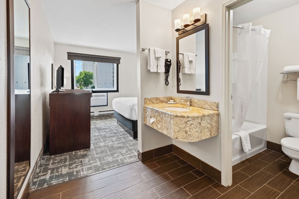 Fargo Inn and Suites - photo 8
