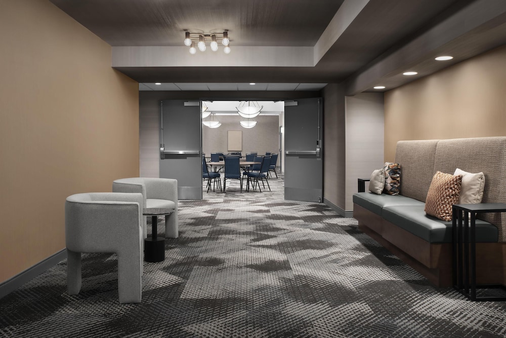Hampton Inn Indianapolis Downtown Across from Circle Centre - photo 42
